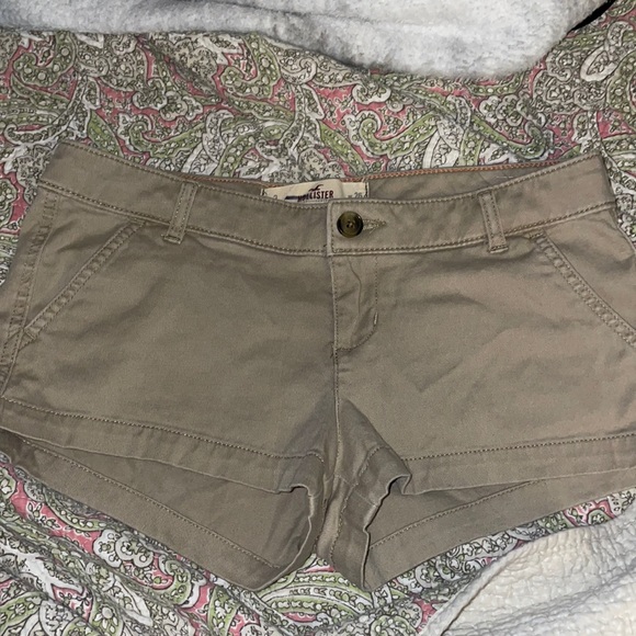 Euc Hollister khaki shorts size 2 the waist is 26 - Picture 1 of 3